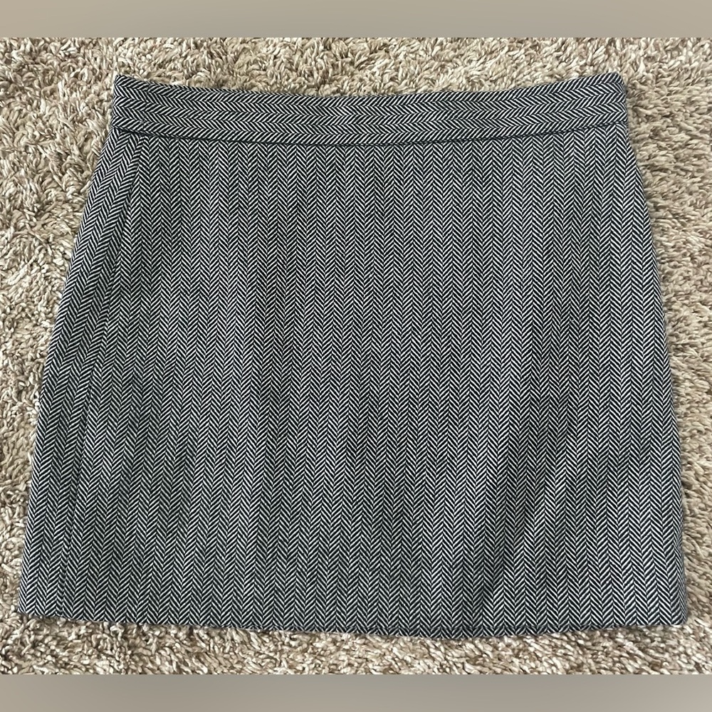 Gap black and grey herringbone mini skirt size 2